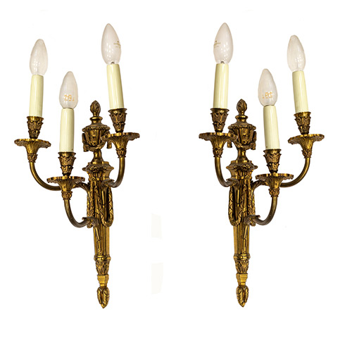 Sub.:3-On - Lote: 133 -  Pareja de apliques de estilo Luis XVI realizados en bronce, con tres luces.