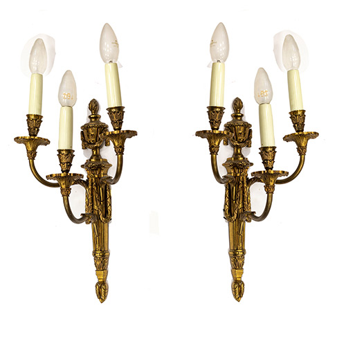 Sub.:3-On - Lote: 131 -  Pareja de apliques estilo Luis XVI en bronce, con tres luces.