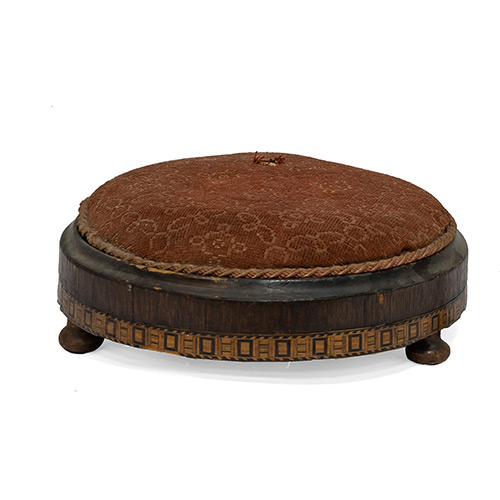 Sub.:3-On - Lote: 218 -  Escabel con tapizado en granate y base en madera.