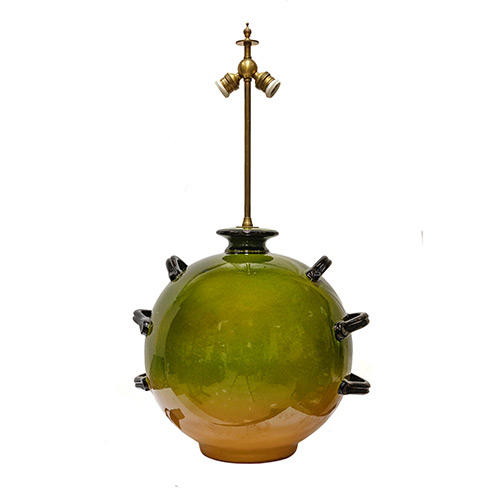 Sub.:3-On - Lote: 144 -  L�mpara en cer�mica vidriada verde con seis asas. Electrificado y porta pantallas.