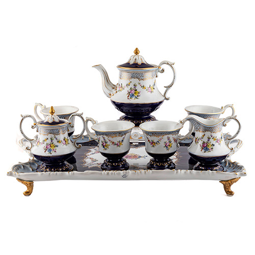 Sub.:3-On - Lote: 339 -  Juego de caf� de ocho piezas con bandeja de porcelana: cuatro tazas, tetera, cafetera, lechera y bandeja.