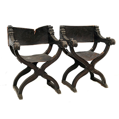 Sub.:3-On - Lote: 94 -  Pareja de jamugas en madera tallada y cuero grabado en el respaldo y asiento. Una con desperfectos.