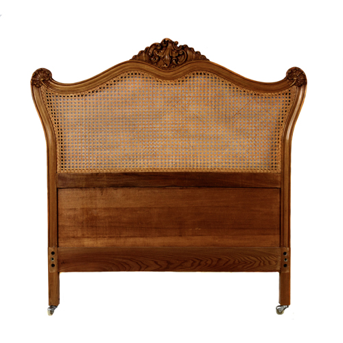 Sub.:3-On - Lote: 70 -  Cabecero y mesilla. Lote formado por cabecero con rejilla estilo Luis XV y mesilla.