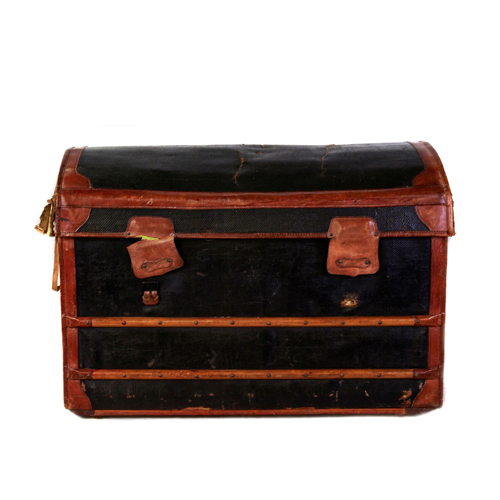 Sub.:3-On - Lote: 34 -  Ba�l con alma de mimbre. Baldas interiores, y recubierto en cuero negro y marr�n.