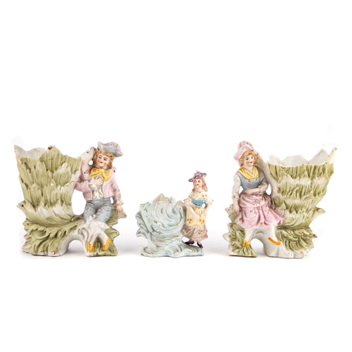 Sub.:3-On - Lote: 327 -  Conjunto de tres violeteros policromados en biscuit. Numerados.