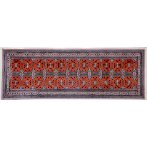 Sub.:3-On - Lote: 112 -  Alfombra tipo persa enmarcada por orla decorativa geom�trica en morado y campo articulado a base de motivos geom�tricos hexagonales delineados sobre fondo granate.