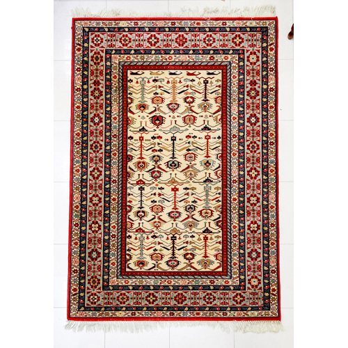 Sub.:3-On - Lote: 106 -  Alfombra tipo persa con m�ltiples orlas decorativas exteriores, la mayor con una cenefa floral estilizada. De reducido campo central, en el que se despliegan motivos geom�tricos simplificados sobre fondo beige. De procedencia alemana.