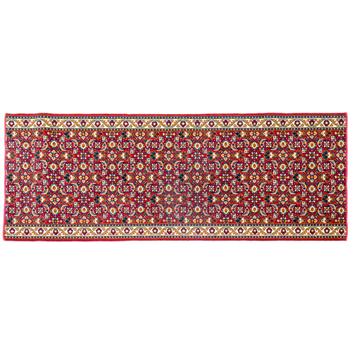 Sub.:3-On - Lote: 107 -  Alfombra de pasillo tipo persa con greca exterior decorativa de hojas dentadas en zigzag, y motivo central de campo emulando el minah khani o campo de flores sobre fondo rojo. En tonos verdes, rojos y granates.