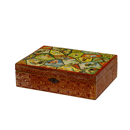 Sub.:3-On - Lote: 205 -  Caja en madera con tapa decorada con l�mina adherida y motivos infantiles de juego. La decoraci�n se completa con una greca pintada en los laterales. Compartimentada y con espejo al interior. A�os 60. Con manchas en la esquina inferior derecha de la tapa.