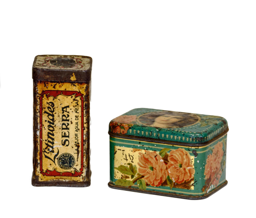 Sub.:3-On - Lote: 206 -  Lote de dos cajitas en hojalata de la primera mitad del s. XX. Una de Litinoides Serra. Con tapa. Saltos de pintura y desperfectos. Y otra con decoraci�n de rosas sobre fondo azul y dorado. Tondo con efigie femenina en la tapa. Siglo XX.