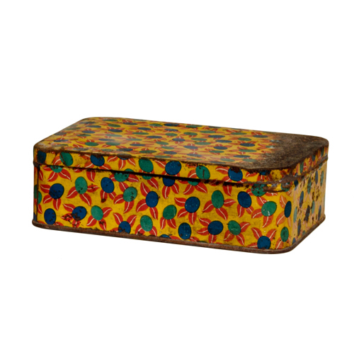 Sub.:3-On - Lote: 208 -  Caja en hojalata con decoraci�n floral y geom�trica sobre fondo amarillo en la totalidad de su superficie. Presenta �xido y mal estado de conservaci�n.