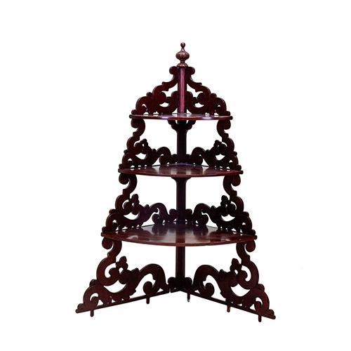 Sub.:3-On - Lote: 81 -  Estante rinconero en madera tallada con molduras de volutas estiradas. Remate bulbado. Rotura en una moldura inferior.