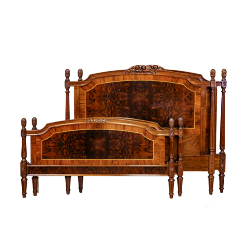 Sub.:3-On - Lote: 24 -  Pareja de camas completas con esquinas de columnas rematadas con pi�as.