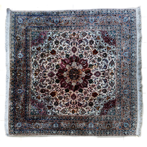 Sub.:3-On - Lote: 105 -  Alfombra cuadrada. Con orla exterior ancha surcada por motivos florales y geom�tricos que desbordan su l�mite y engarzan con los del campo.