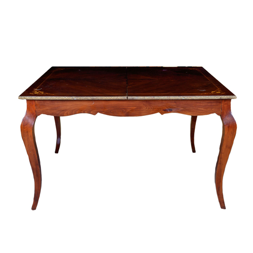 Sub.:3-On - Lote: 11 -  Mesa de comedor extensible en madera tallada. Con marqueter�a en la tapa.