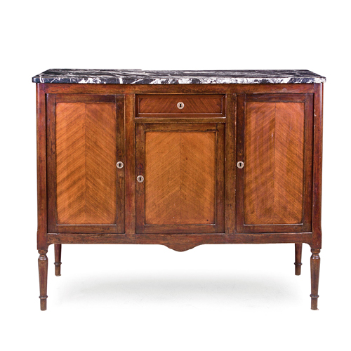 Sub.:3-On - Lote: 66 -  Aparador de tres puertas con peque�o caj�n en cintura. Chapeado, con marqueter�a de espina de pez al frente. Tapa de m�rmol con roturas.