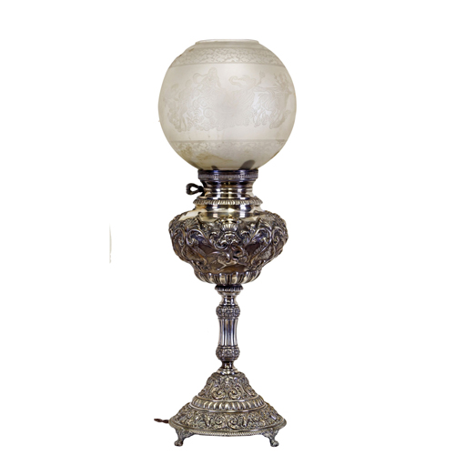 Sub.:3-On - Lote: 128 -  L�mpara de sobremesa en metal plateado y tulipa en cristal tallado.