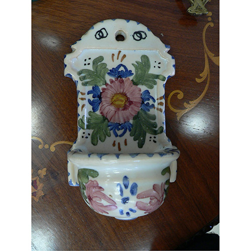 Sub.:3-On - Lote: 319 -  Benditera en cer�mica vidriada. Con decoraci�n floral pol�croma sobre fondo de engobe blaco.