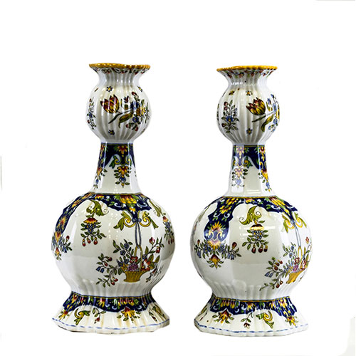 Sub.:3-On - Lote: 312 -  Pareja de jarrones en porcelana esmaltada con decoraci�n floral, franceses.