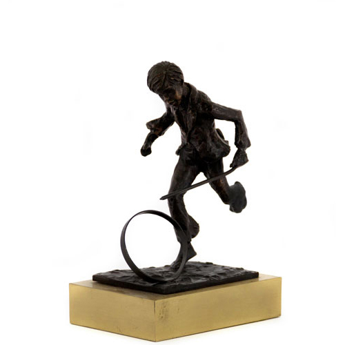 Sub.:3 - Lote: 481 -  Figura en bronce de nio jugando con un aro. Firmado: J.II.Sanders