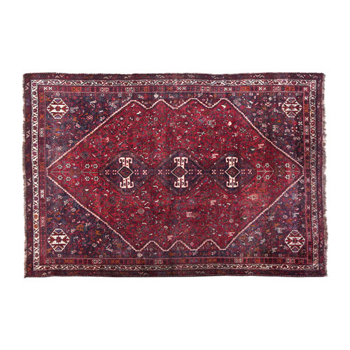Sub.:3 - Lote: 450 -  Alfombra persa en lana con profusa decoracin de animales y vegetales geometrizados alrededor de medallones alineados sobre campo rojo.