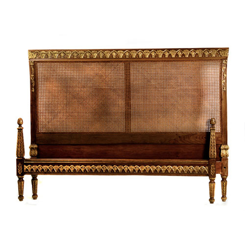 Sub.:3 - Lote: 496 -  Cama estilo Luis XVI en madera de nogal y dorada. Loscertales, estampillada. Con largueros.
