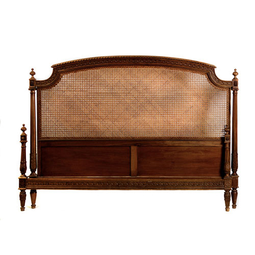 Sub.:3 - Lote: 495 -  Cama estilo Luis XVI en madera de nogal tallada y rejilla. Con largueros