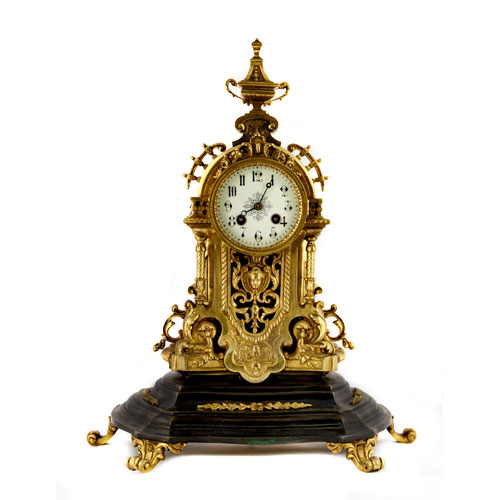 Sub.:3 - Lote: 441 -  Reloj de sobremesa en bronce con peana pavonada sobre cuatro pies.