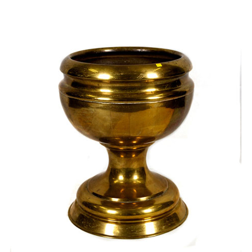 Sub.:3 - Lote: 469 -  Macetero en metal dorado con forma de copa.
