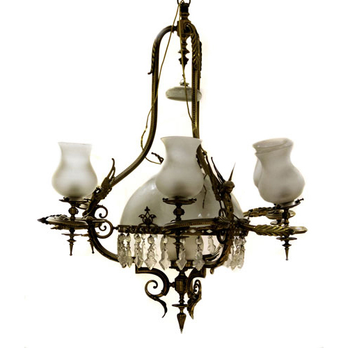 Sub.:3 - Lote: 438 -  Lmpara de bronce con tres ngeles alados, de seis luces con tulipas de opalina. Hacia 1900.