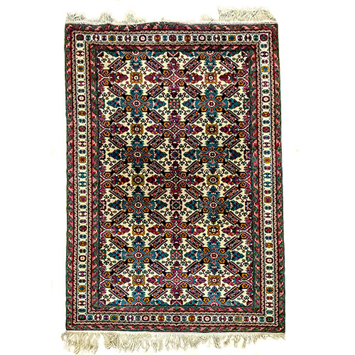 Sub.:30 - Lote: 225 -  Alfombra persa con cenefa floral como motivo de campo enmarcado por borde dividido en cuatro franjas con motivos florales y geom�tricos.