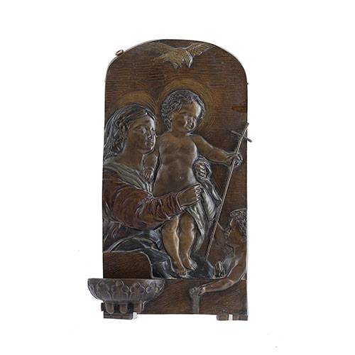 Sub.:30 - Lote: 184 -  Aguabenditera de sobremesa y de colgar realizada en bronce.