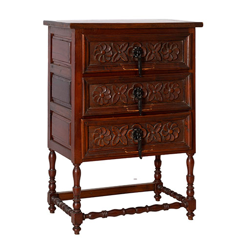 Sub.:30 - Lote: 286 -  Taquill�n rustico en pino de tres cajones tallados y patas torneadas. Siglo XX