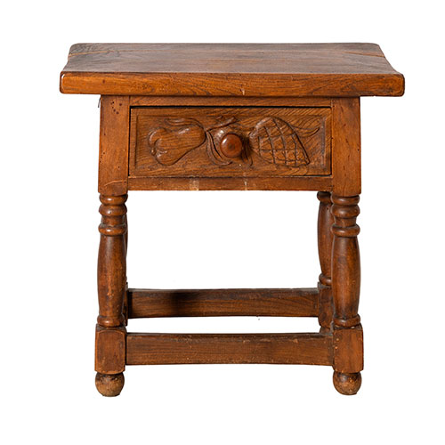 Sub.:30 - Lote: 303 -  Mesita con caj�n tallado de temas frutales y patas torneadas.