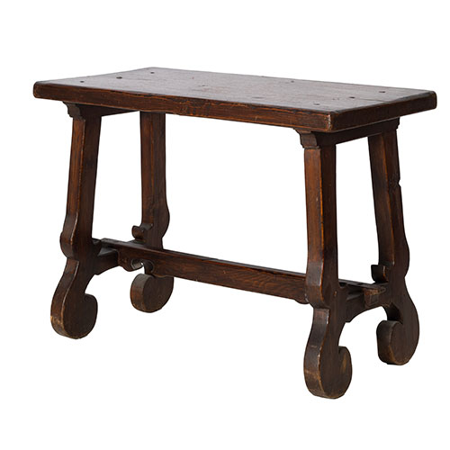 Sub.:30 - Lote: 310 -  Mesa r�stica con patas de media lira y travesa�o moderno.