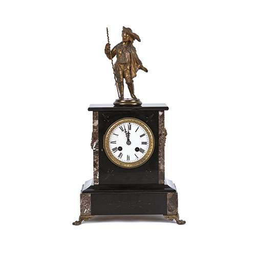 Sub.:30 - Lote: 256 -  Reloj de sobremesa en m�rmol con esfera esmaltada de numeraci�n romana y copete de jov�n con sombrero en calamina dorada