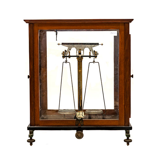 Sub.:31 - Lote: 250 -  Balanza de precisi�n de farmacia o laboratorio en su urna con reguladores de altura en las patas