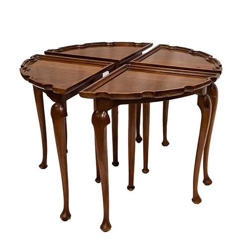 Sub.:31 - Lote: 183 -  Mesas nido estilo ingl�s realizada por Sim�n Loscertales en madera de nogal
