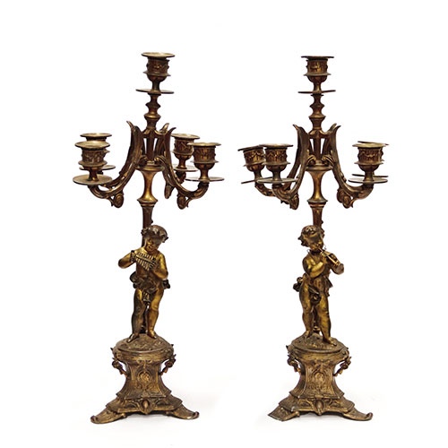 Sub.:31 - Lote: 261 -  Pareja de candelabros de seis luces con ni�os m�sicos en calamina