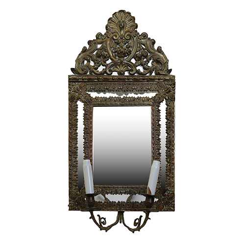 Sub.:31 - Lote: 175 -  Espejo franc�s con alma de madera y recubierto con lat�n repujado