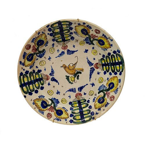 Sub.:31 - Lote: 257 -  Plato en cer�mica vidriada y policromada con escenas animales y vegetales.