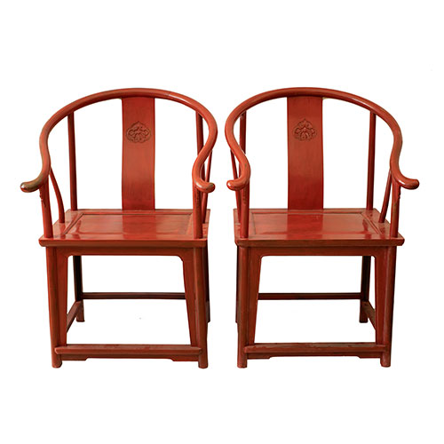 Sub.:31 - Lote: 299 -  Pareja de sillones chinos en madera lacada en rojo con respaldo en forma de herradura y decoraci�n tallada.