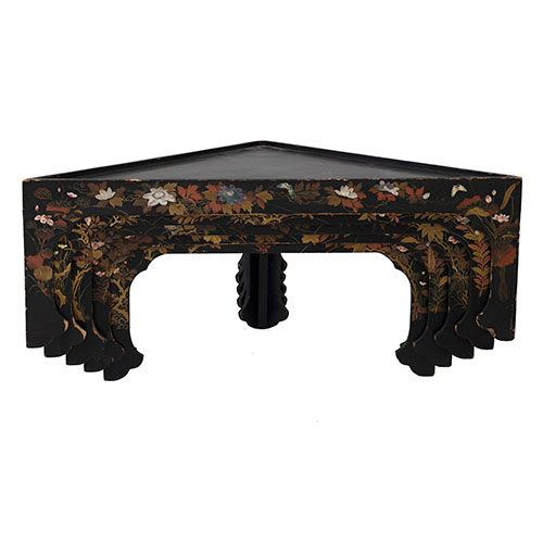 Sub.:31 - Lote: 205 -  Cinco mesas nido triangulares en madera lacada con aplicaciones en n�car y temas florales lacados.