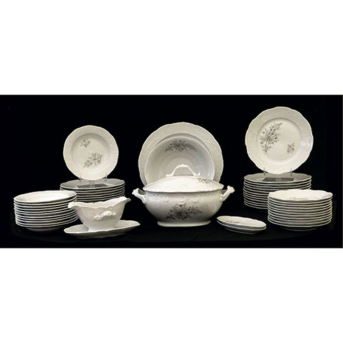 Sub.:31 - Lote: 289 -  Vajilla Enma-Port compuesta por 80 piezas y dividida en 24 platos llanos, 11 platos de postre, 10 platos hondos, sopera, ensaladera, dos rebanaderas, salsera con su plato y fuente honda