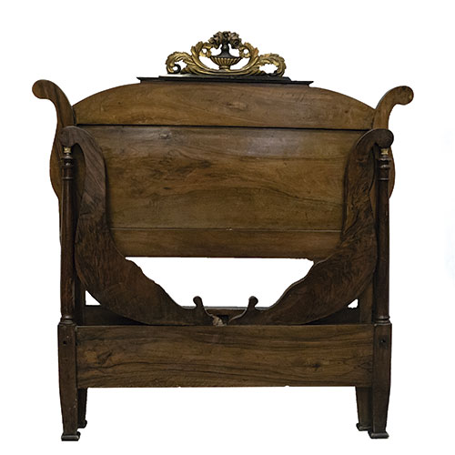 Sub.:31 - Lote: 124 -  Cama compuesta por cabecero y piecero en madera de nogal