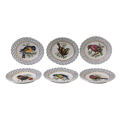 Sub.:31 - Lote: 106 -  Seis platos de cermica decorativos con borde calado y motivos de pjaros pintados.