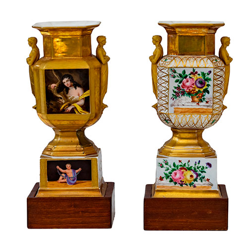 Sub.:31 - Lote: 180 -  Pareja de jarrones franceses en porcelana de forma ochavada con cari�tides, Representaciones pintadas de Gan�medes y Leda y temas florales en el anverso.