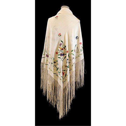 Sub.:31 - Lote: 162 -  Mant�n de manila en seda beige bordado con temas florales y aves. manchas en el centro