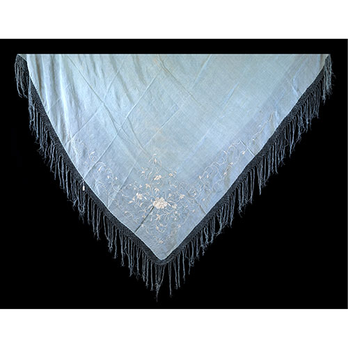 Sub.:31 - Lote: 168 -  Mant�n en seda azul con bordado en blanco de temas florales. Enrejado y fleco de 25 cm