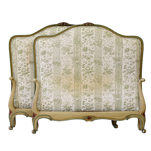 Sub.:31 - Lote: 108 -  Dos camas estilo Luis XV policromadas. Cabeceros tapizados. Completas con largueros.